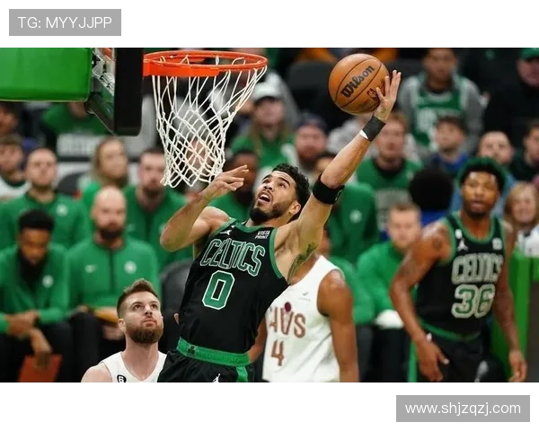 格雷森阿伦外线火力全开12投6中砍下17分4篮板5助攻表现抢眼